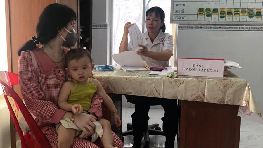 Trạm Y tế xã Vĩnh Trạch Đông tổ chức khám sức khỏe định kỳ cho trẻ em dưới 24 tháng tuổi